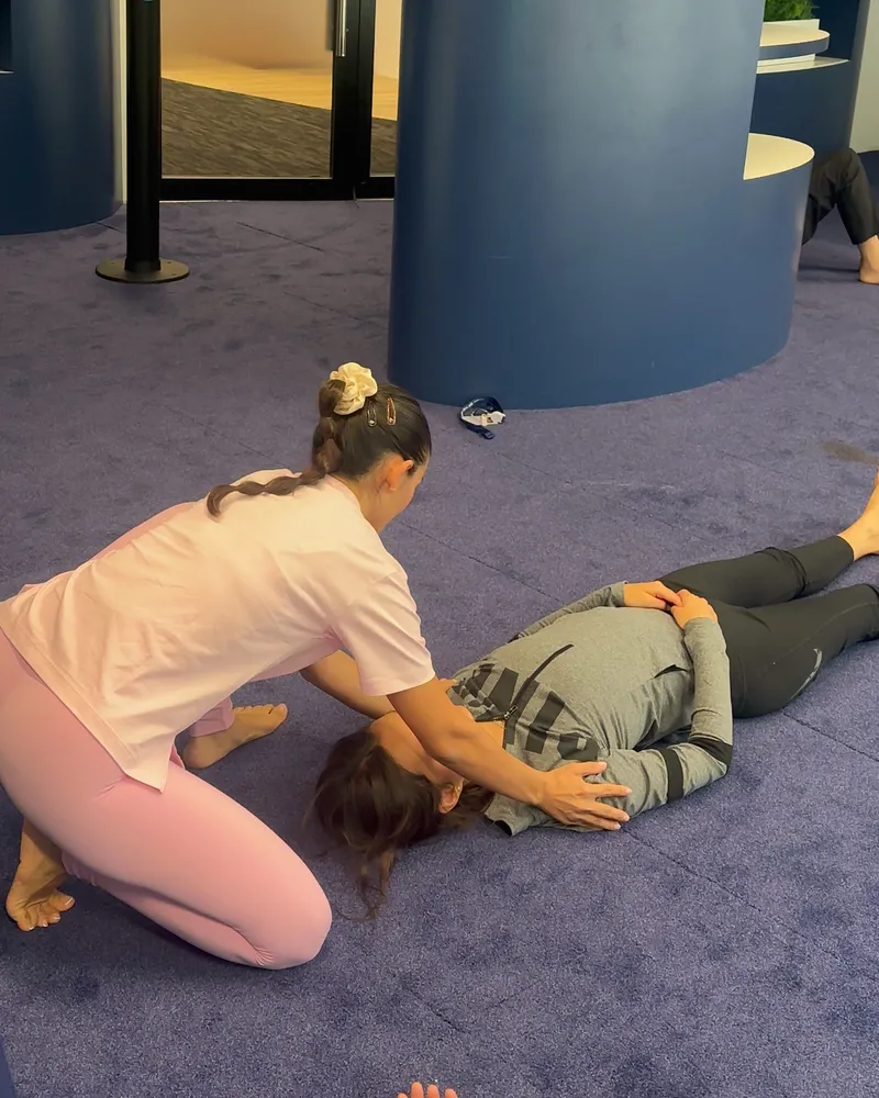 Relaxation guidée par une coach Power Partners en fin de cours de yoga chez Nestlé Waters